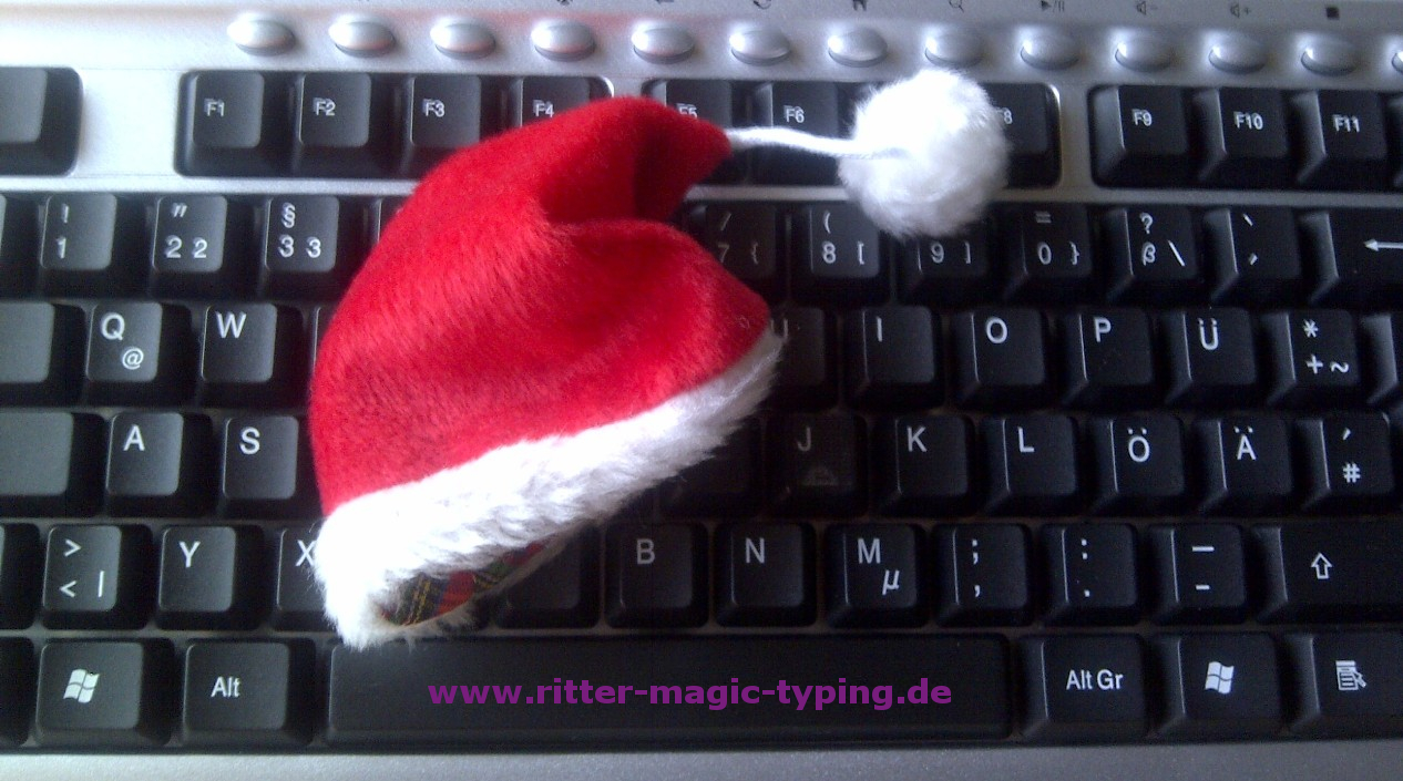 Tastatur mit Weihnachtsmütze - lerne Tippen schnell und mit viel Spaß